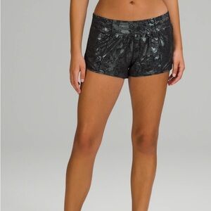 Lululemon HOTTY HOT LOW-RISE LINED SHORT 2.5"
Flourish Black Iridescent Foil